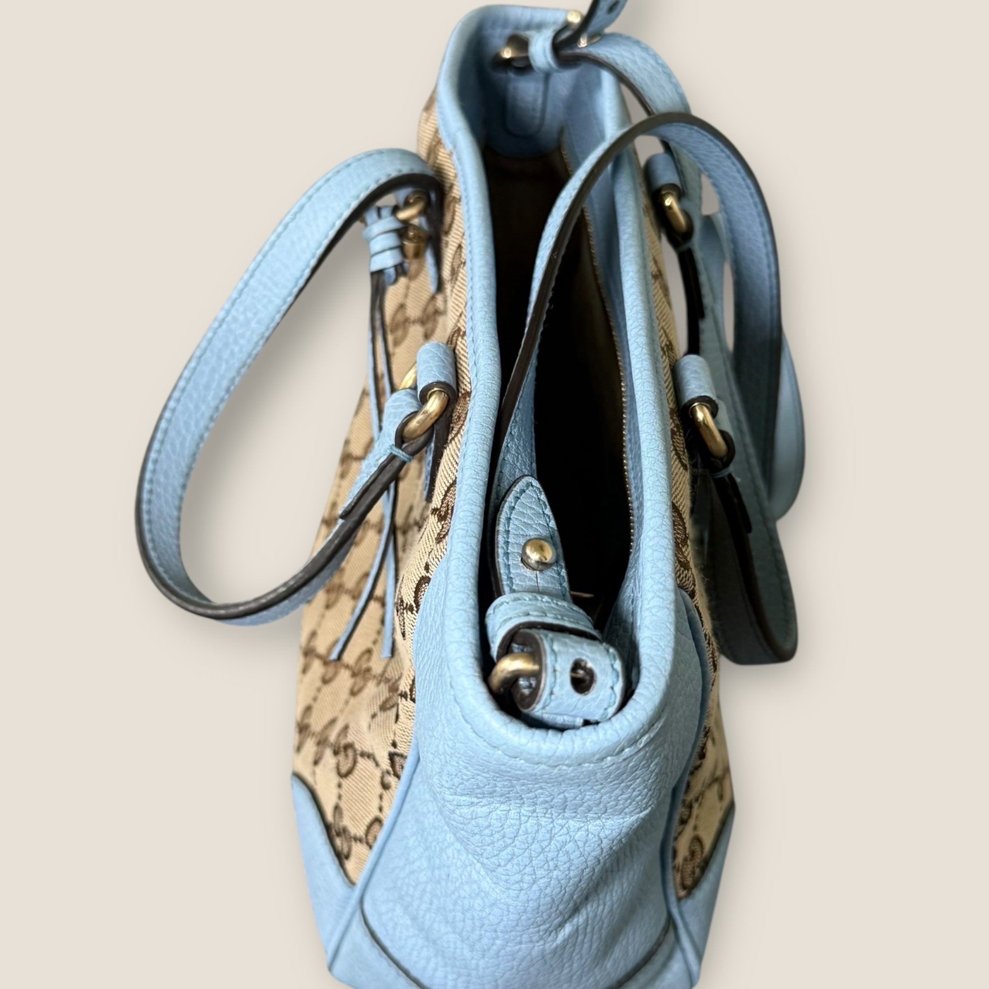 🦋 Gucci Bree GG Supreme Tote