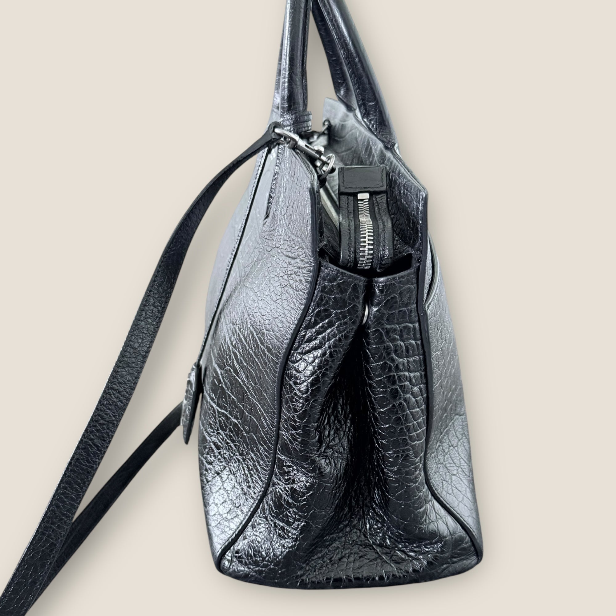 ♟️ Saint Laurent Sac de Jour – Black Croc-Embossed Leather